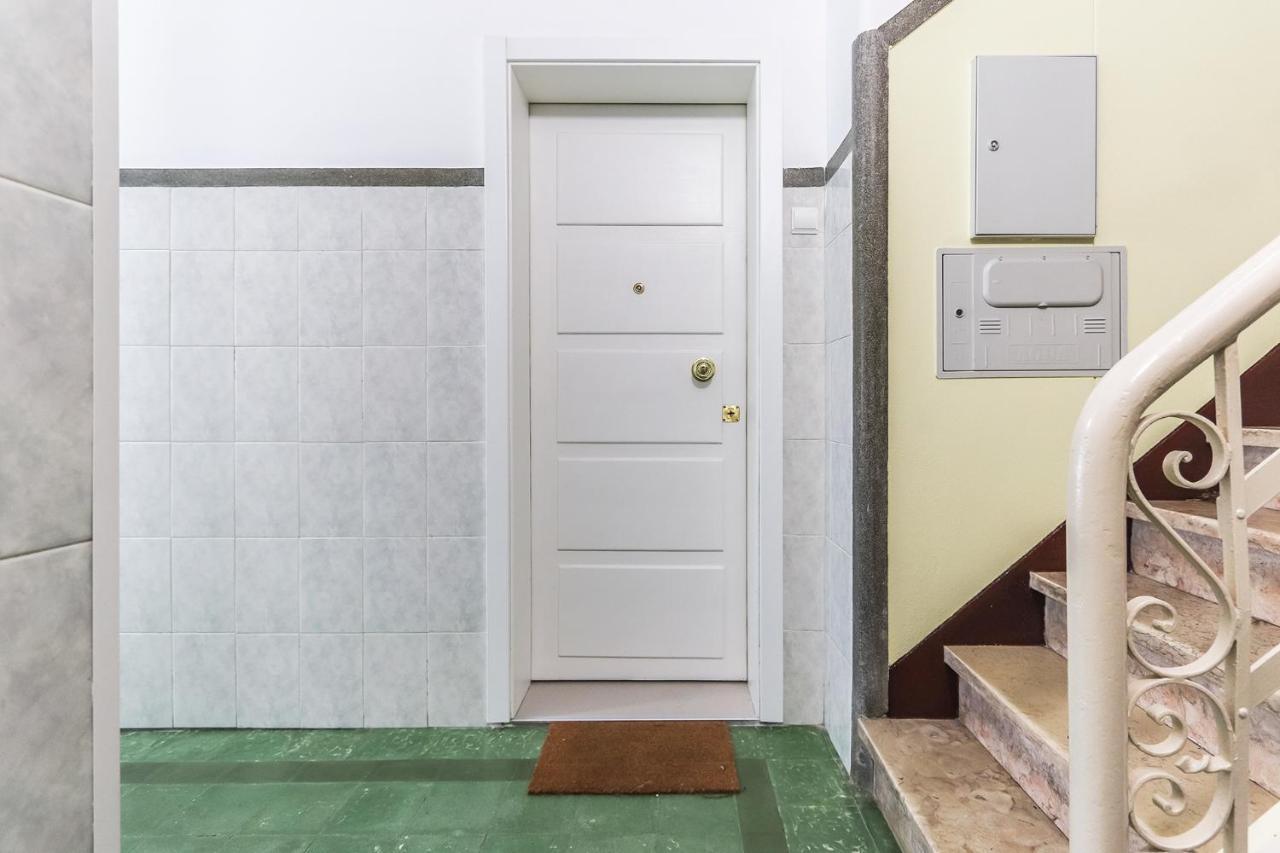Vita Portucale ! Moscavide Casa Branca W/ Terrace Lisbon Luaran gambar